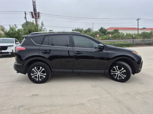 Used 2018 Toyota RAV4 LE FWD image 5