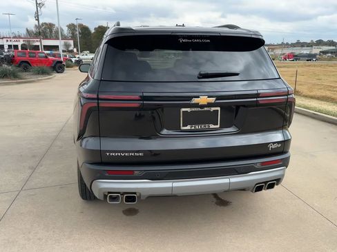 Used 2025 Chevrolet Traverse LT image 8
