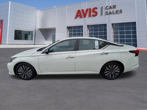 Used 2025 Nissan Altima 2.5 SV FWD image 10