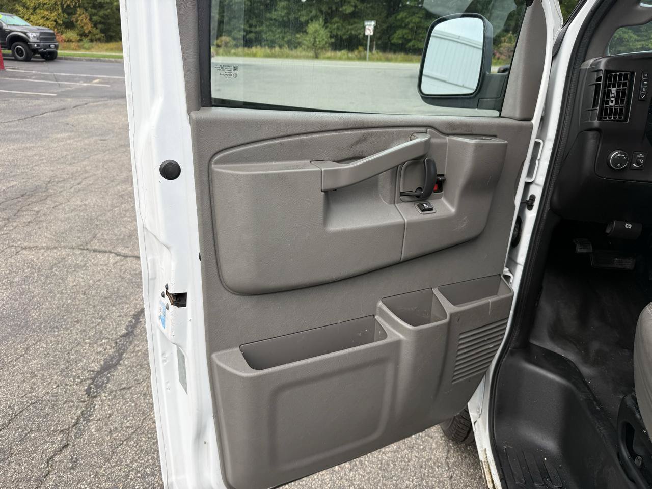 Used 2017 Chevrolet Express 3500 RWD image 34
