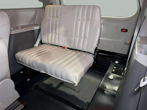 Used 2020 Toyota Sienna L image 24