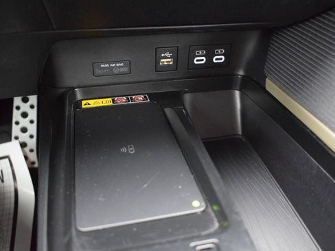 Used 2025 Toyota Camry SE w/ Convenience Package image 15