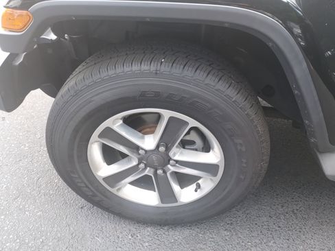 Used 2018 Jeep Wrangler Unlimited Sahara w/ Cold Weather Group image 21