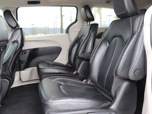 Used 2024 Chrysler Pacifica Select image 13