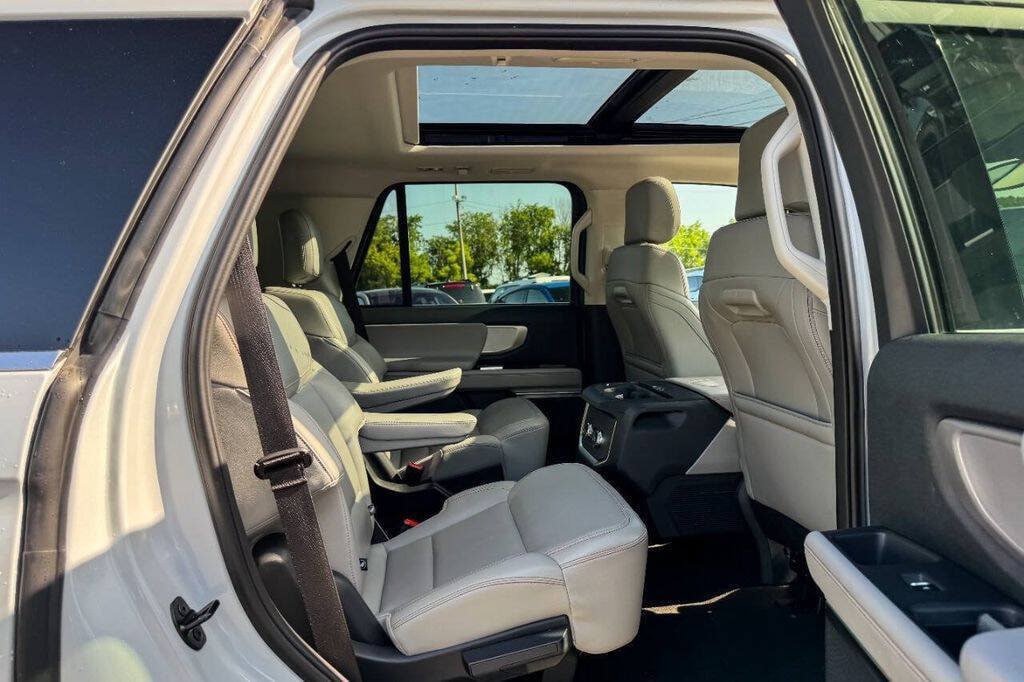 Used 2025 Ford Expedition Active AWD/4WD image 16