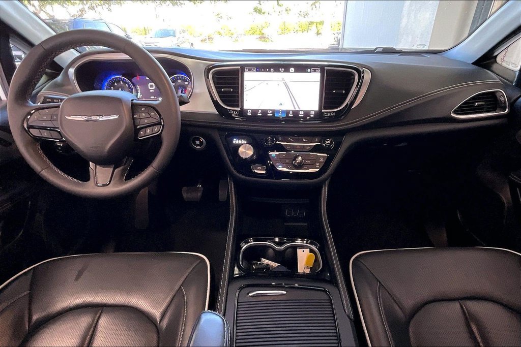 Used 2025 Chrysler Pacifica Limited FWD image 6