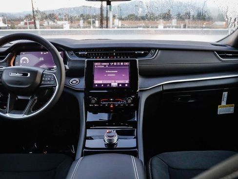 New 2025 Jeep Grand Cherokee Laredo image 13