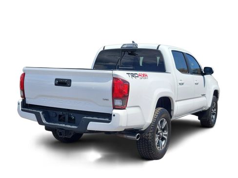 Used 2018 Toyota Tacoma TRD Sport AWD/4WD image 3