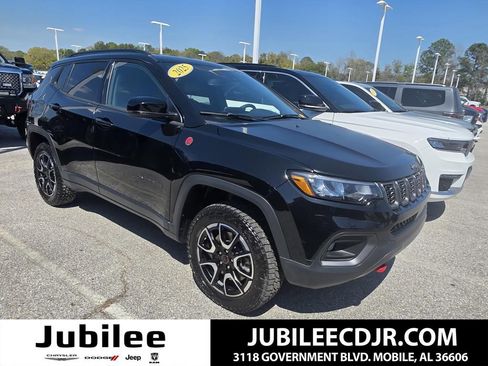 Used 2025 Jeep Compass Trailhawk image 1