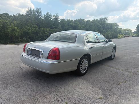 Used 2005 Lincoln Town Car Signature RWD image 5