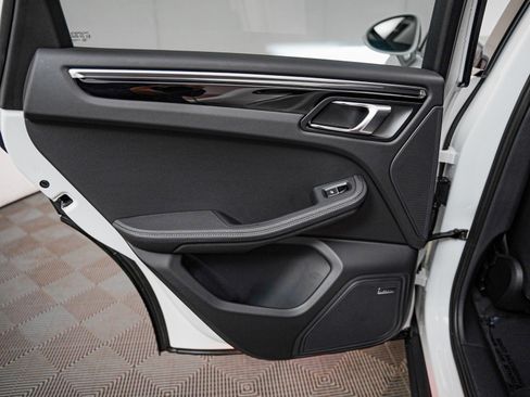Certified 2025 Porsche Macan S image 28