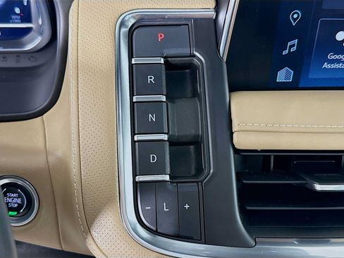Used 2023 Chevrolet Tahoe Premier AWD/4WD image 17
