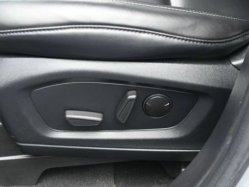 Used 2021 Ford Explorer XLT w/ Equipment Group 202A RWD image 11