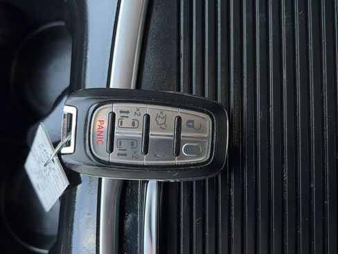 Used 2018 Chrysler Pacifica Touring-L Plus FWD image 33