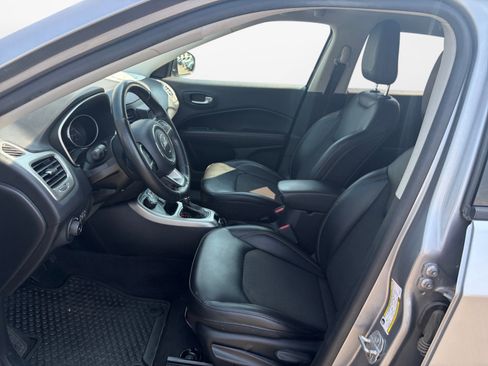 Used 2018 Jeep Compass Latitude w/ Cold Weather Group AWD/4WD image 9