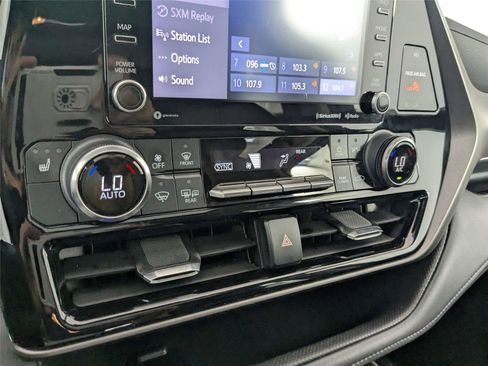 Used 2022 Toyota Highlander XLE FWD image 25
