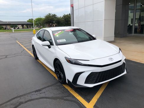 Certified 2025 Toyota Camry SE image 2