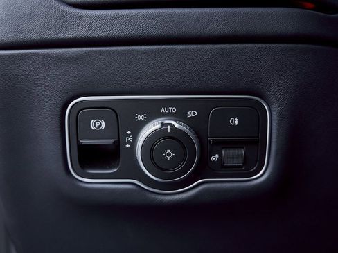 Used 2024 Aston Martin DB12 Coupe image 40