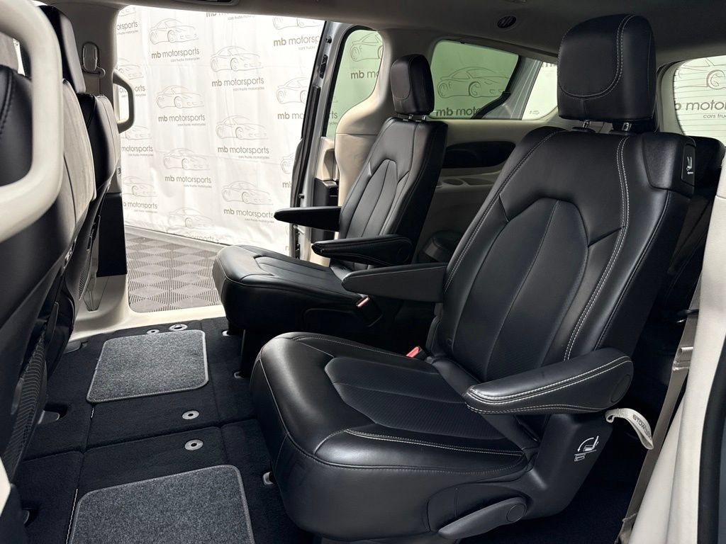 Used 2024 Chrysler Pacifica Touring-L FWD image 31