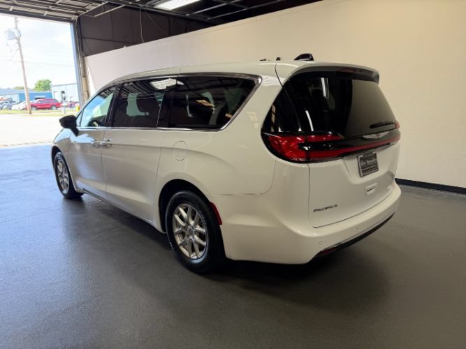 Used 2024 Chrysler Pacifica Touring-L FWD image 2