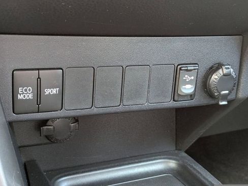 Used 2016 Toyota RAV4 XLE FWD image 23