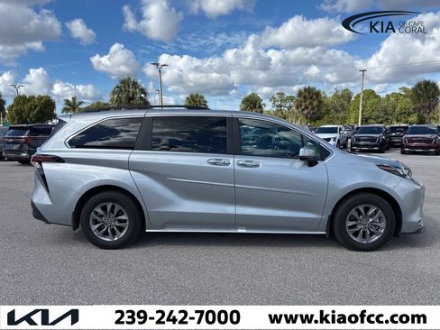 Used 2024 Toyota Sienna XLE image 7