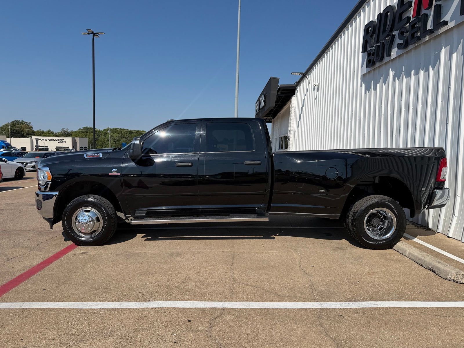 Used 2024 RAM 3500 Tradesman w/ Chrome Appearance Group AWD/4WD image 3