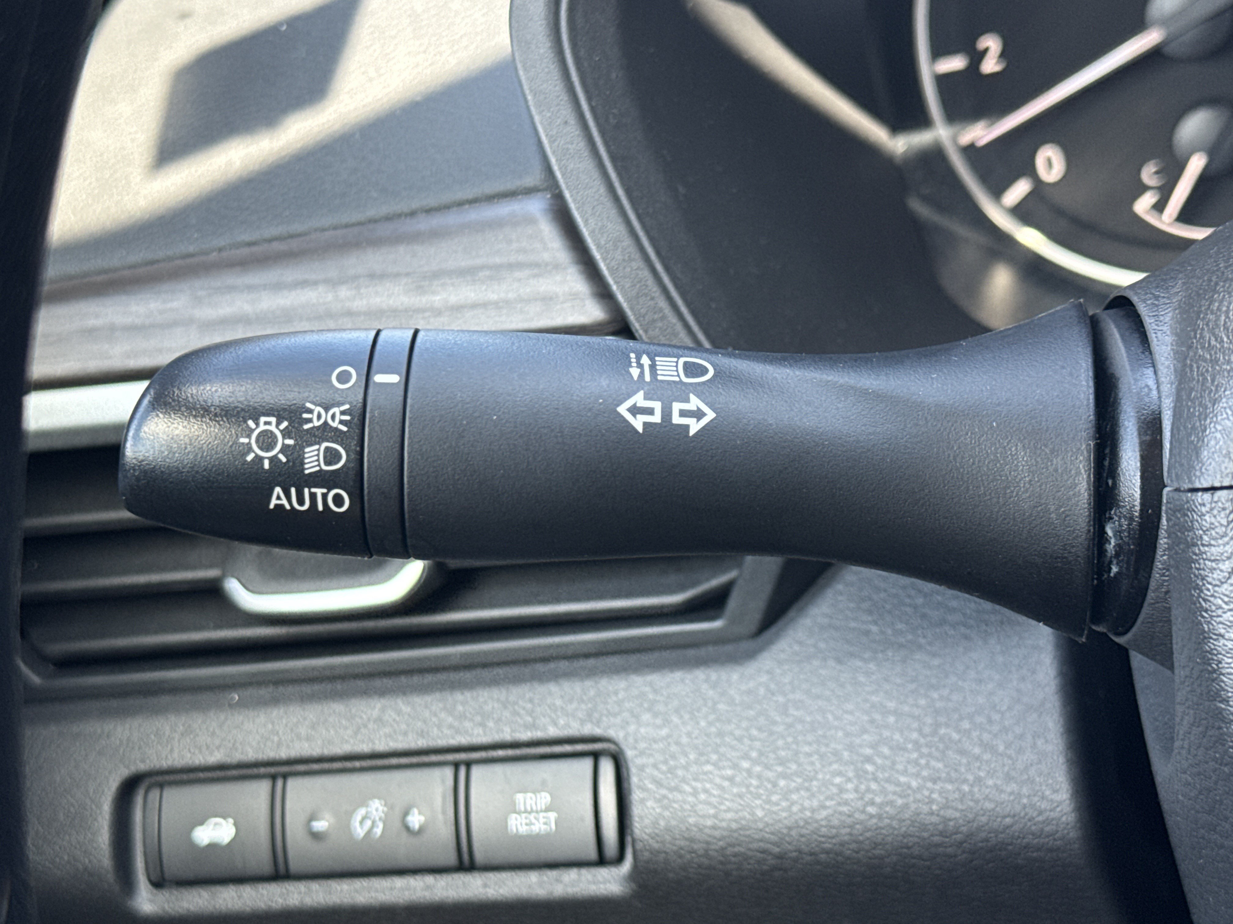 Used 2025 Nissan Altima 2.5 SV FWD image 14
