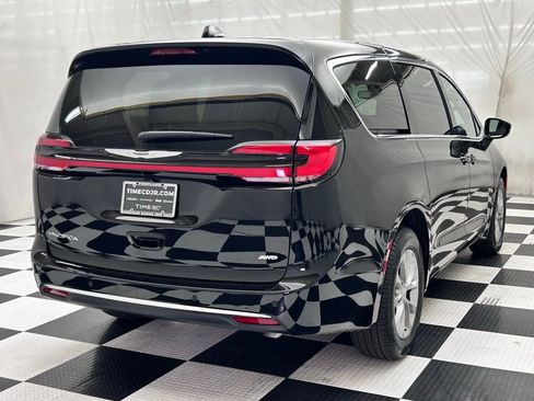 New 2026 Chrysler Pacifica Select image 8