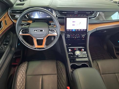 Used 2025 Jeep Grand Cherokee Summit AWD/4WD image 17