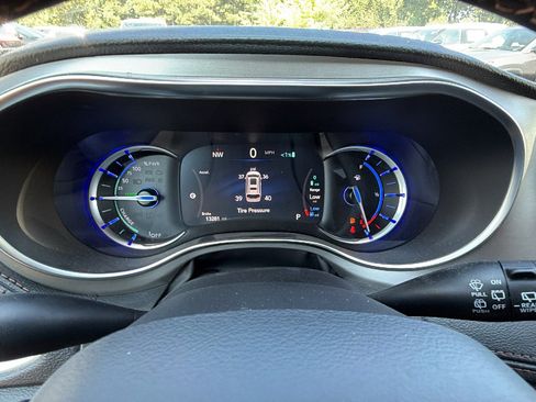 Used 2024 Chrysler Pacifica Pinnacle FWD image 29