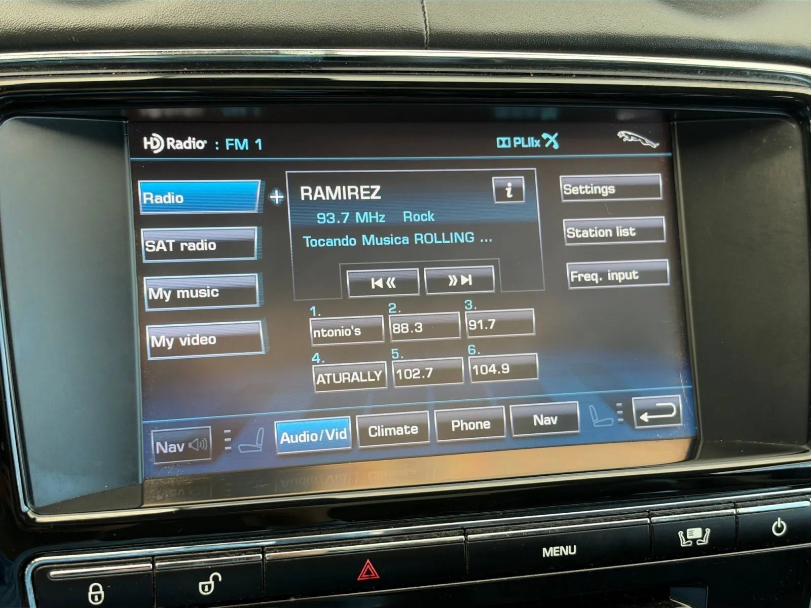 Used 2011 Jaguar XJ L RWD image 33