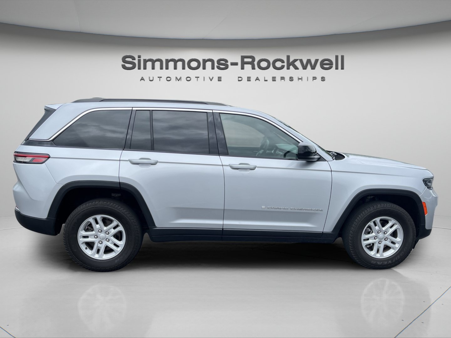 Used 2024 Jeep Grand Cherokee Laredo AWD/4WD image 6