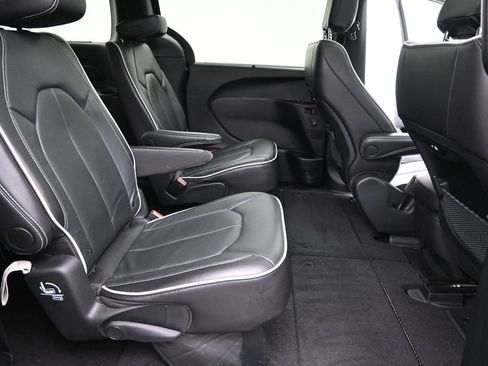 Used 2025 Chrysler Pacifica Limited FWD image 20