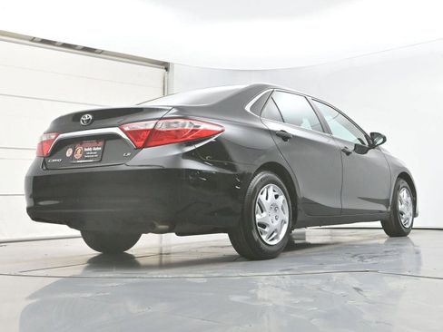 Used 2015 Toyota Camry LE image 28