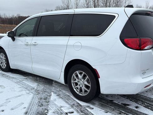 Used 2023 Chrysler Voyager LX image 9