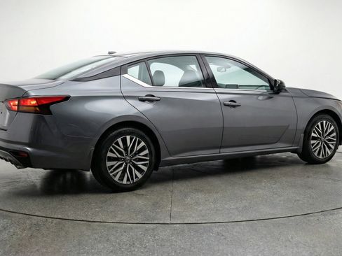 Used 2025 Nissan Altima 2.5 SV image 9