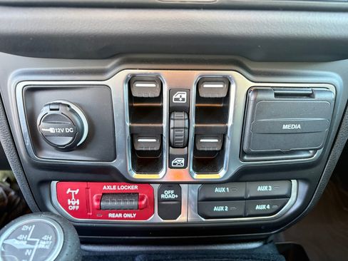 Used 2025 Jeep Gladiator Mojave AWD/4WD image 19