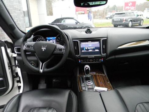 Used 2017 Maserati Levante w/ Luxury Package image 19