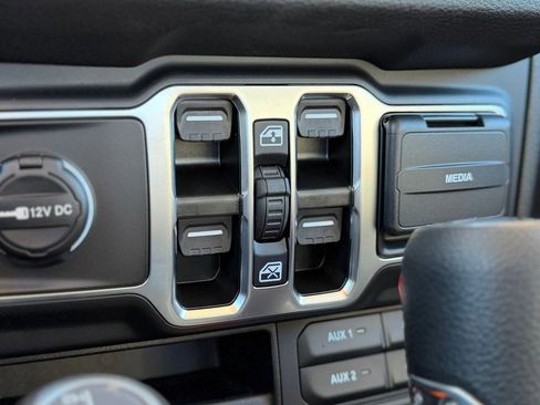 New 2026 Jeep Gladiator Sport AWD/4WD image 18