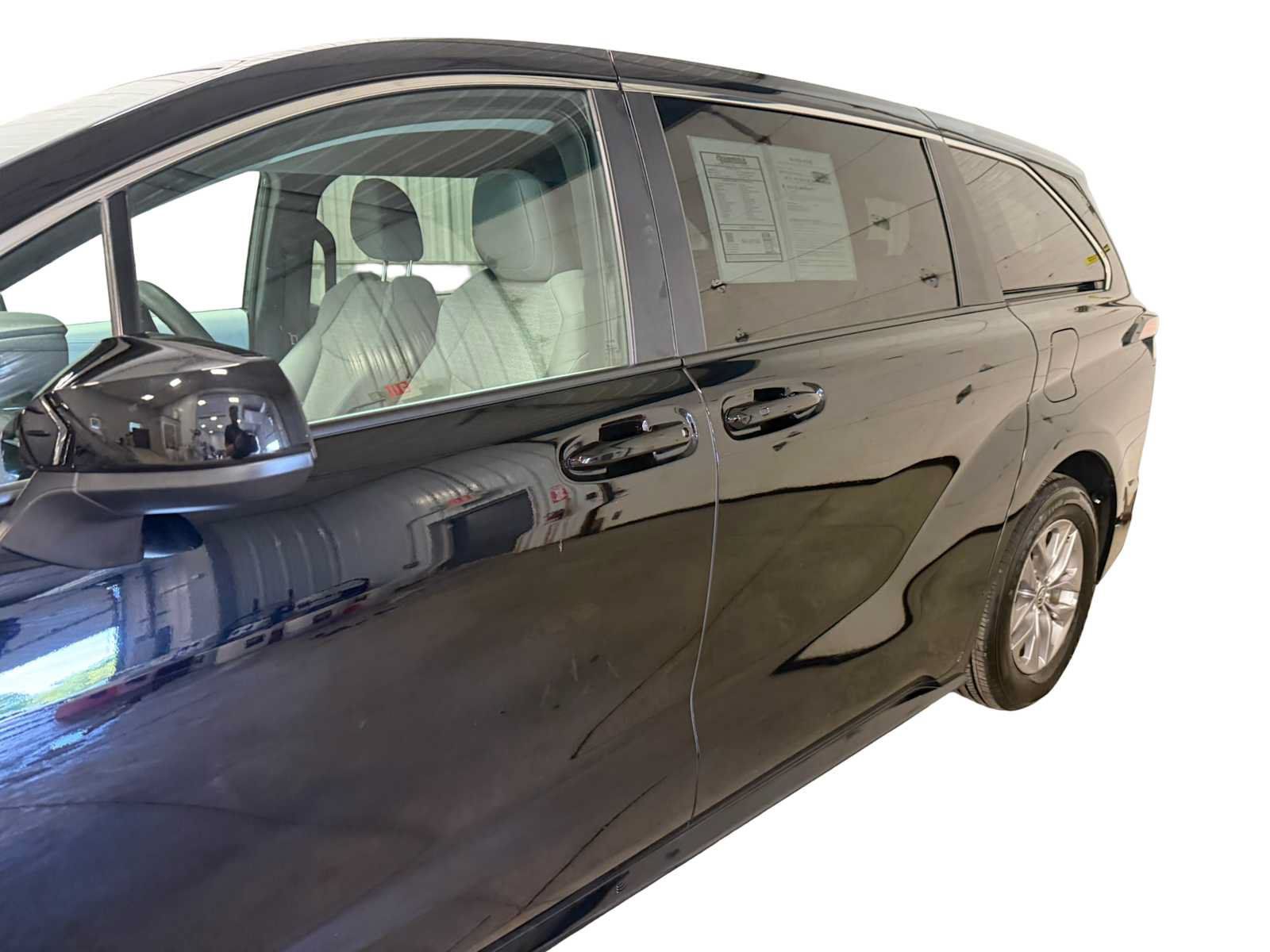 Used 2026 Toyota Sienna LE AWD/4WD image 7