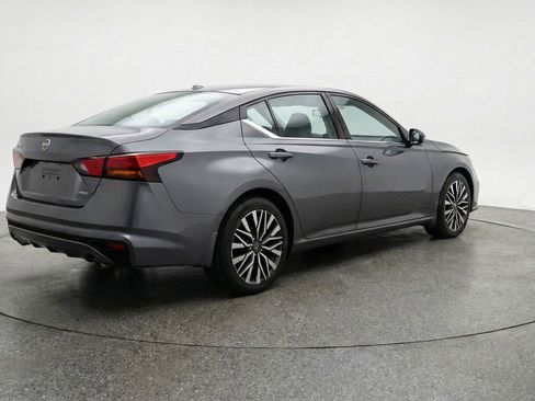 Used 2025 Nissan Altima 2.5 SV FWD image 9