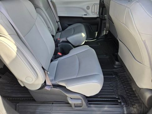 Used 2025 Toyota Sienna XLE w/ XLE Plus Package FWD image 20