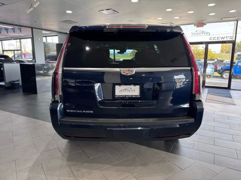 Used 2019 Cadillac Escalade Luxury image 4