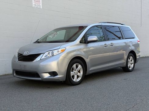 Used 2011 Toyota Sienna LE w/ Towing Pkg FWD image 2