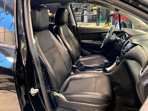 Used 2022 Chevrolet Trax LT w/ LT Convenience Package image 11