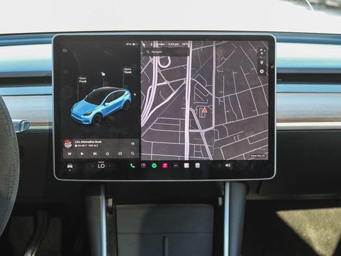 Used 2021 Tesla Model Y Long Range image 14