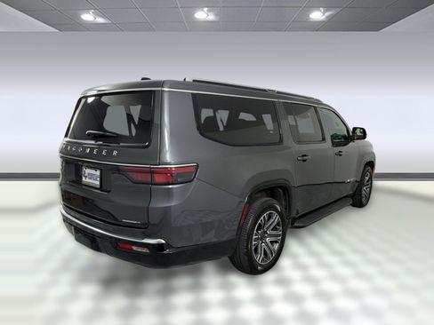 Used 2024 Jeep Wagoneer L Series II w/ Flexible Seating Group AWD/4WD image 9
