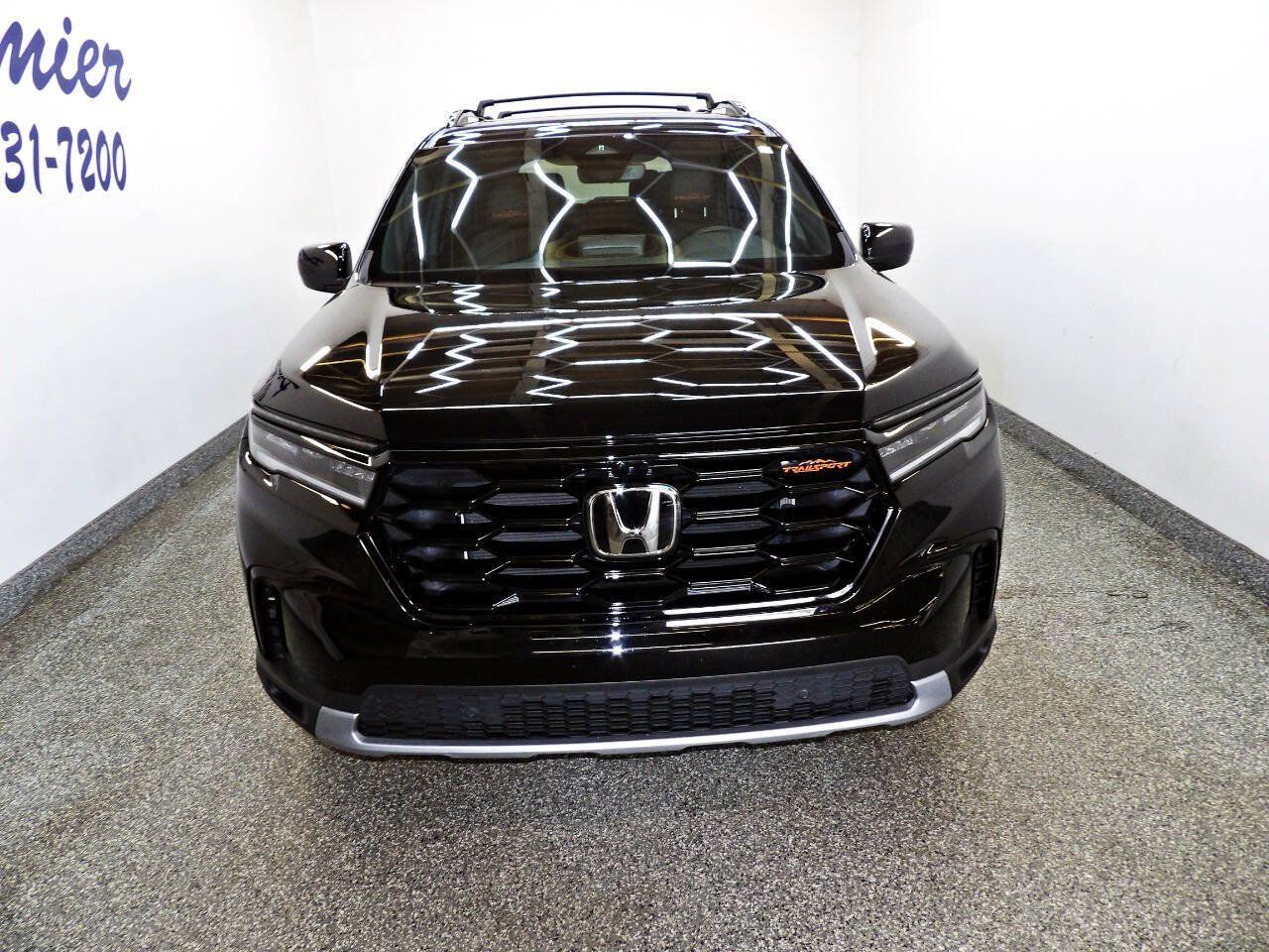 Used 2025 Honda Pilot TrailSport image 2