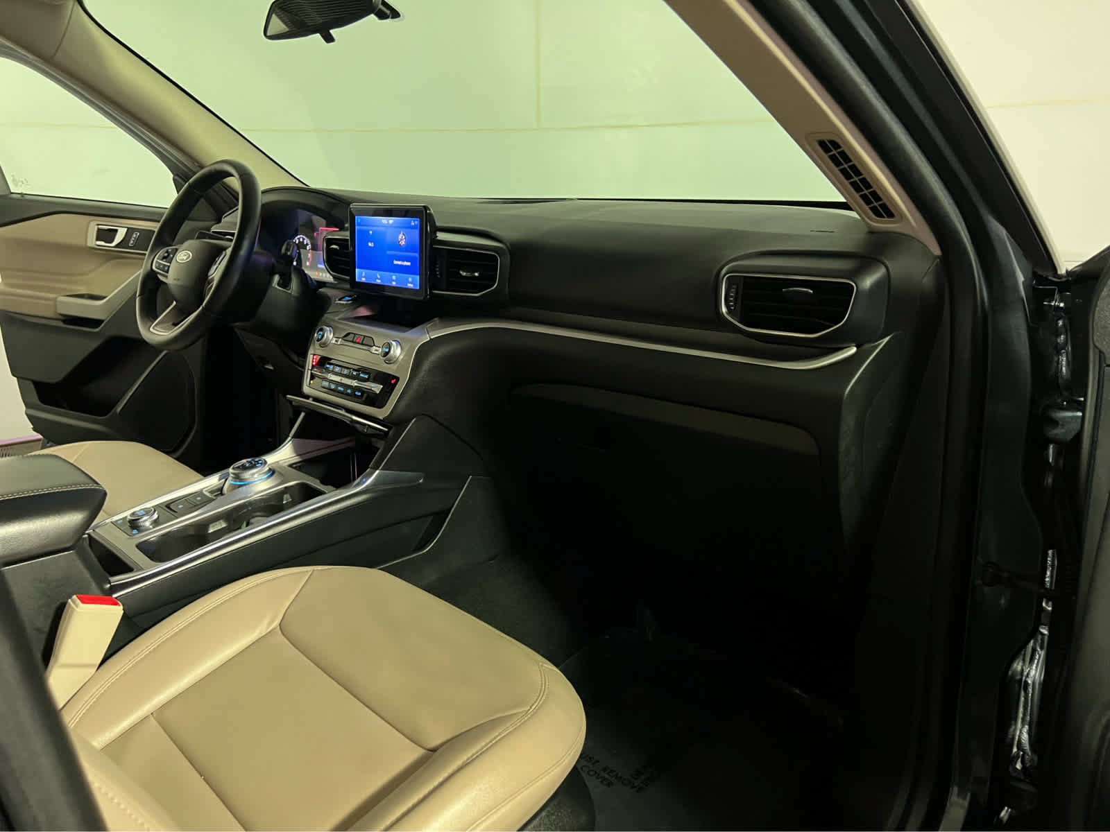 Used 2022 Ford Explorer XLT w/ Equipment Group 202A AWD/4WD image 29